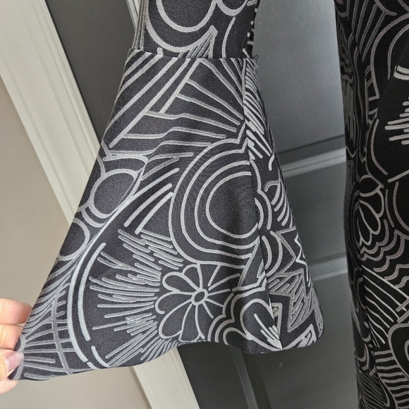 Trina Turk Black Abstract Floral Bell Sleeve Mini Sheath Dress Size Med - Picture 4 of 9